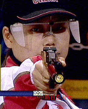 射击女选手陶路娜为中国队夺得第一枚金牌