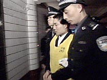 多图:张君被带入重庆法院等待一审判决