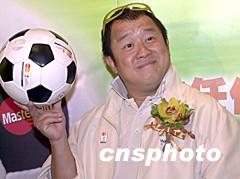 组图:曾志伟出席万事达卡2002世界杯推广活动