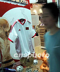 图:中国足球队队服在香港上市热卖