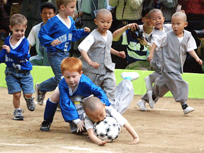 图文:韩国小和尚比试脚法 是否少林足球?