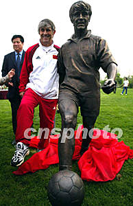 组图:中国足球队员为各自的铜像揭幕