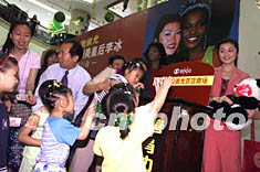 组图:亚洲美皇后李冰参加慈善活动