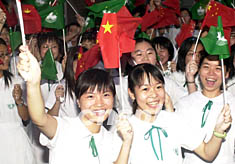图:澳门学生欢迎中国国家足球队