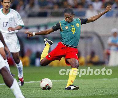 组图:喀麦隆队9号埃托奥破门攻进一球1:0领先