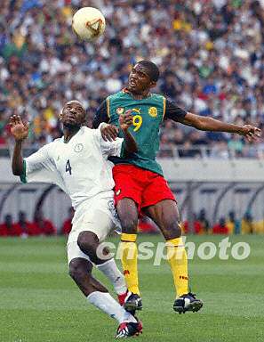 组图:喀麦隆队9号埃托奥破门攻进一球1:0领先