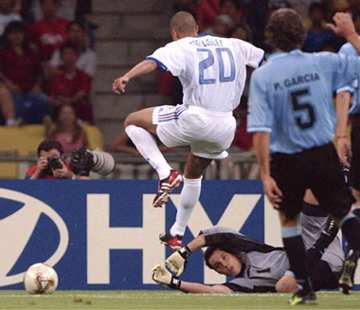 图:乌拉圭守门员卡里尼扑救特雷泽盖射门