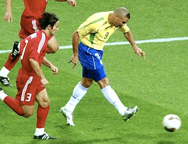 图:巴西1:0领先土耳其 罗纳尔多射门瞬间