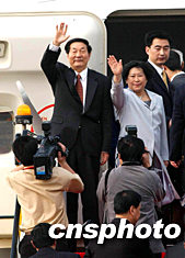 组图:朱镕基圆满结束在港行程离开香港返京