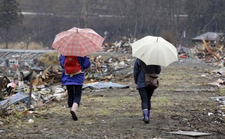 日本大地震及海啸灾区的部分居民9日重返废弃的家园
