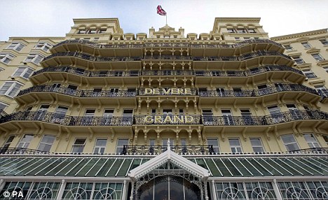 拘禁嫌犯八小时的费用是359英镑，而在豪华酒店Grand Hotel住一晚也不过花费185英镑