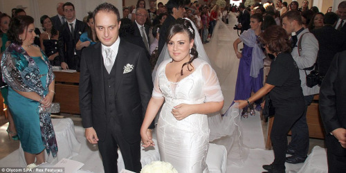 意大利新娘實現"夢幻婚禮" 3公里長的婚紗創紀錄(組圖)