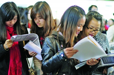 江苏大学生求职调查:女生数占一半岗位却偏男
