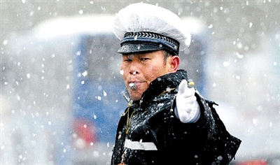 交警雨雪中指挥交通 市民送浴帽赠咖啡(图)