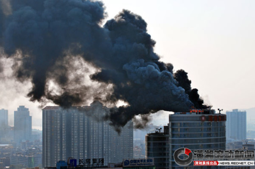 湖南人民医院在建大楼起火 或为保温材料所致