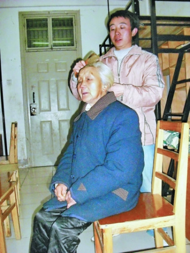 张义波给外婆梳头。 