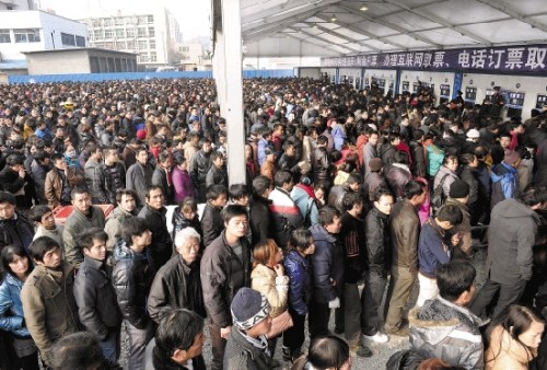 1月2日晨，铁路杭州南站春运临时售票点人山人海。 记者 吴元峰 摄