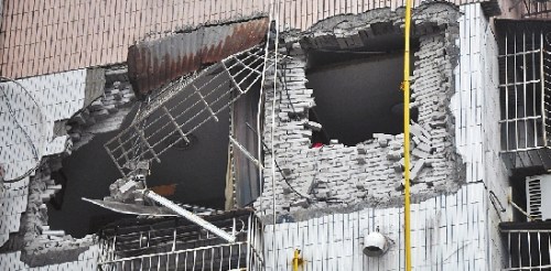 爆炸炸穿了六楼住户家的整整一面墙。 爆炸炸穿了六楼住户家的整整一面墙。