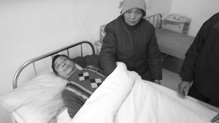 魏水玉躺在病床上,家人坐在一边愁眉不展 魏水玉躺在病床上,家人坐在一边愁眉不展