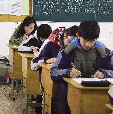 老师和我们一起考试。(圈中这位就是老师) 袁红丽 摄 老师和我们一起考试。(圈中这位就是老师) 袁红丽 摄