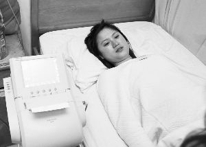 齐飞知道孩子安然无恙的降生后,脸上露出了虚弱的微笑。摄影 李自强 齐飞知道孩子安然无恙的降生后,脸上露出了虚弱的微笑。摄影 李自强