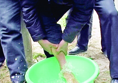 两位媒人被绑在电线杆上,冷水泡脚。 叶方龙 摄 两位媒人被绑在电线杆上,冷水泡脚。 叶方龙 摄