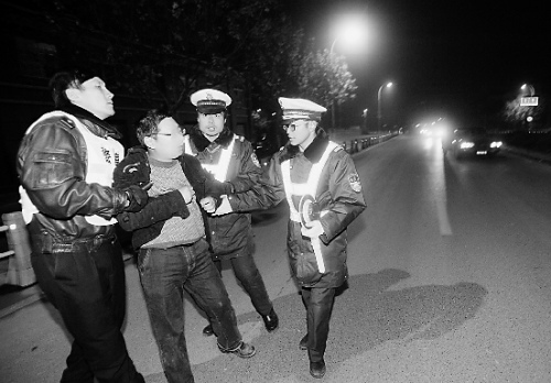一名酒后驾驶者不配合交警的酒精测试 一名酒后驾驶者不配合交警的酒精测试