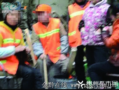 两图为网友“避风港1月14日中午拍摄,粑粑街环卫工休息室外,几名工人烧火取暖。 两图为网友“避风港1月14日中午拍摄,粑粑街环卫工休息室外,几名工人烧火取暖。