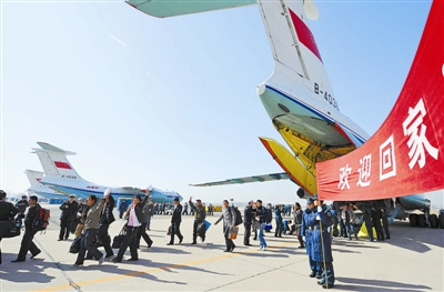 2011年3月4日,北京。空军四架大型运输机运送从利比亚撤离的中国同胞返回祖国。沈 玲摄 2011年3月4日,北京。空军四架大型运输机运送从利比亚撤离的中国同胞返回祖国。沈 玲摄