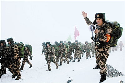 为增强新兵体能素质,推进新兵向合格军人转变,武警新疆兵团指挥部五支队新兵营进行为期3天的野营综合演练,锤炼走、打、吃、住、训等野战条件下的本领。刘鸿斌摄 为增强新兵体能素质,推进新兵向合格军人转变,武警新疆兵团指挥部五支队新兵营进行为期3天的野营综合演练,锤炼走、打、吃、住、训等野战条件下的本领。刘鸿斌摄
