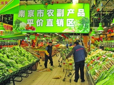 超市开门前工作人员在紧张理货。亚萍 摄 超市开门前工作人员在紧张理货。亚萍 摄