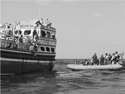 1月18日,在阿拉伯海中部海域,美军“杜威”号驱逐舰船员驾驶救生艇靠近遇险的伊朗渔船,对其进行救助。这是美军本月第三次救助伊朗船员。 1月18日,在阿拉伯海中部海域,美军“杜威”号驱逐舰船员驾驶救生艇靠近遇险的伊朗渔船,对其进行救助。这是美军本月第三次救助伊朗船员。