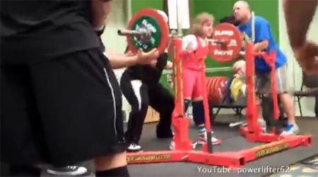 美10岁女孩举起95公斤杠铃 相当拳王泰森体重