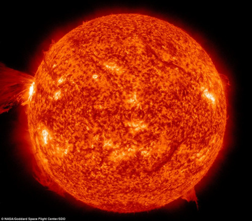 美国宇航局拍摄近年来最美丽太阳耀斑瞬间(图)-中新网