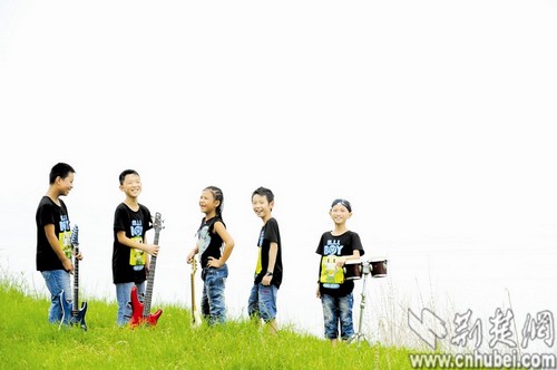 儿童摇滚乐队视频爆红被称最萌 队员年龄仅10