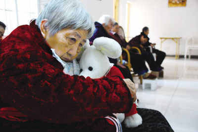 中国老年人生存现状调查:老人7年才排进养老院