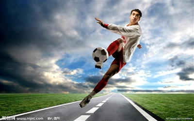 中年男士健身多玩三种球:柔力球 羽毛球 足球