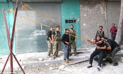 叙反对派自制武器曝光 游戏机手柄和超大弹弓