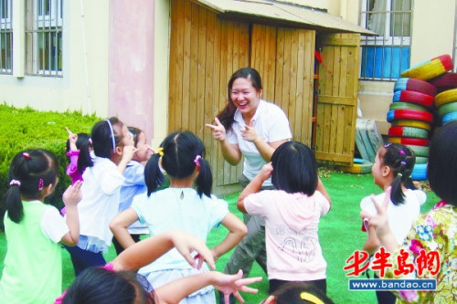 市北区第五教工幼儿园老师和孩子做游戏。