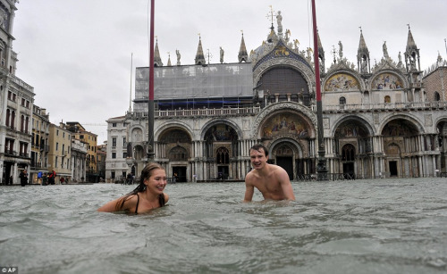 洪水侵襲意大利威尼斯 民眾裸體圍坐賞“水景”(組圖)