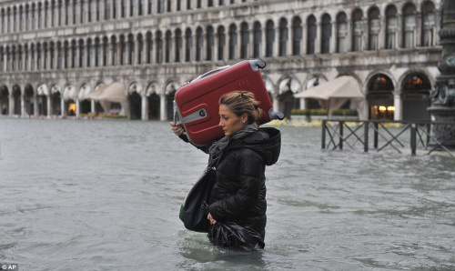 洪水侵襲意大利威尼斯 民眾裸體圍坐賞“水景”(組圖)