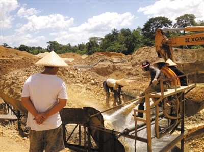 中国采金者加纳生活调查:工棚外挖3米壕沟防抢