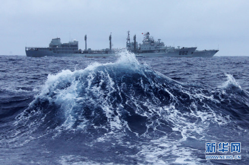 12月6日，鄱阳湖舰在大风浪中为杭州舰补给。新华军事特约记者 琚振华 摄