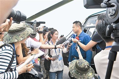 韩国记者赞赏中国军队开放展示现役武器装备