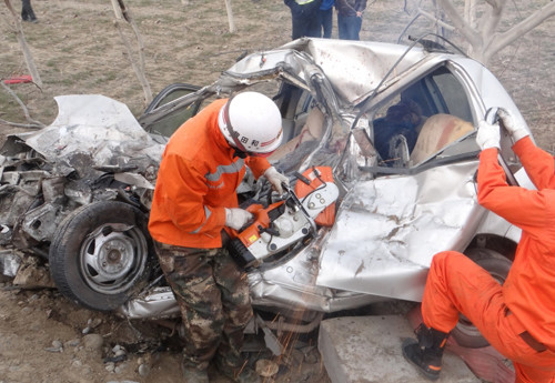 新疆和田315国道发生重大交通事故四人遇难
