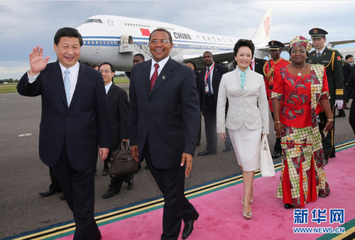 3月24日，国家主席习近平乘专机抵达达累斯萨拉姆尼雷尔国际机场，开始对坦桑尼亚进行国事访问。坦桑尼亚总统基奎特和夫人到机场迎接习近平和夫人彭丽媛。新华社记者 兰红光 摄