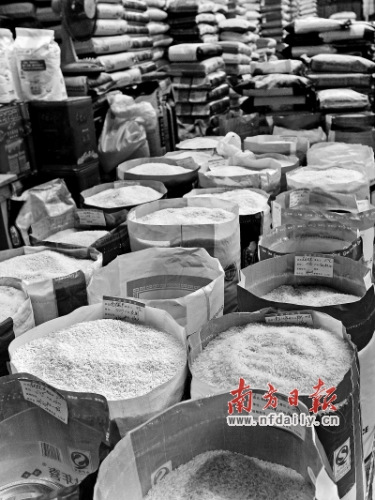 昨日，记者在深圳市一家米铺发现“仙桃香米”仍然有售。 周游 摄
