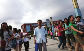 6月7日，永州市第四中学考点，考完数学后，罗伯中老人走出考场。组图/记者赵赫廷