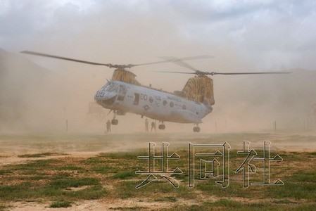 驻日美海军陆战队公布CH-46直升机训练情况(