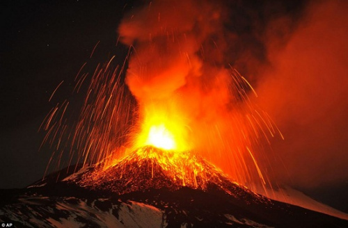 欧洲最活跃火山再度喷发 火光如烟花点亮夜空